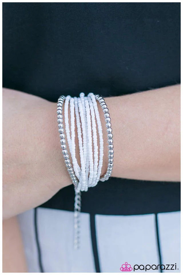 Pulsera Paparazzi ~ Hoy es un día lleno de BEAD-iful - Blanco