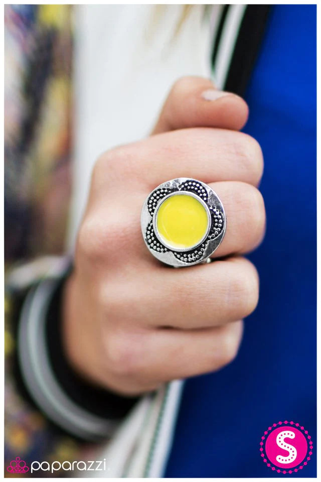 Anillo Paparazzi ~ Una disposición alegre - Amarillo