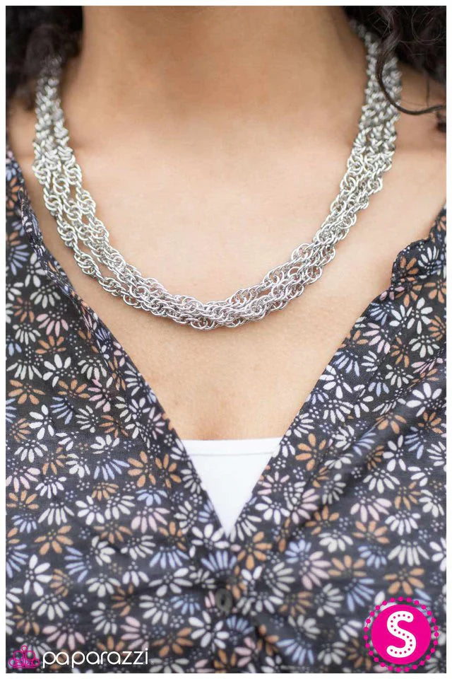 Collar Paparazzi ~ GLOW The Extra Mile - Plata