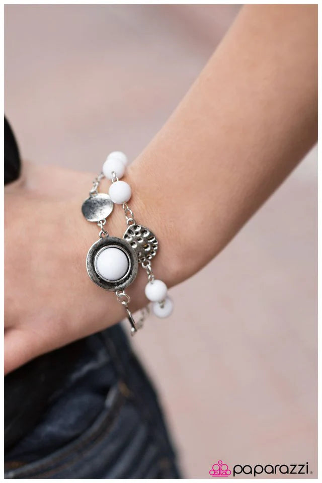 Pulsera Paparazzi ~ Journey West - Blanco