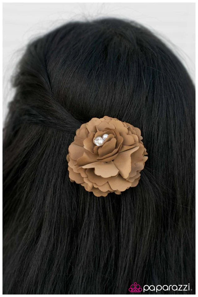 Accesorios para el cabello de Paparazzi ~ Ms. Refinement - Marrón