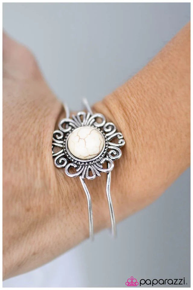 Pulsera Paparazzi ~ ¡Totalmente fuera de control! - Blanco