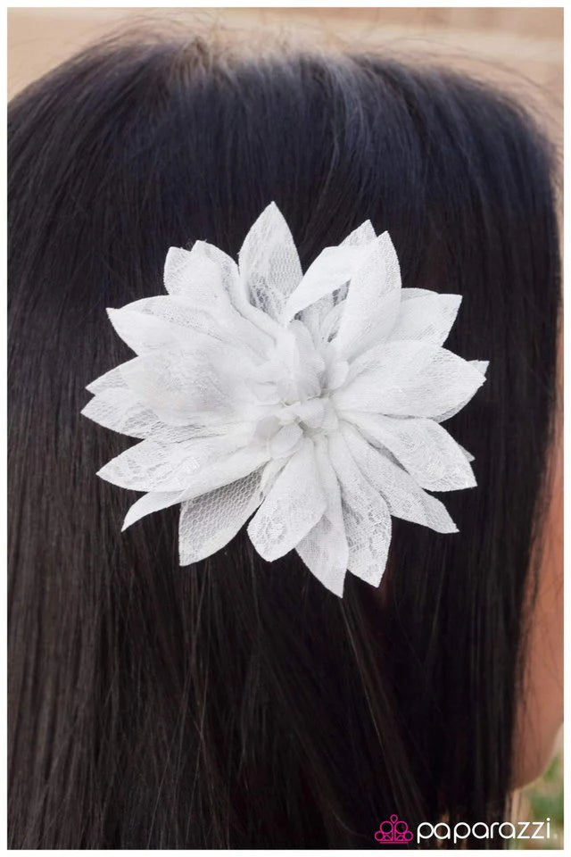 Accesorios para el cabello Paparazzi ~ Solo BLOOM de pie - Blanco