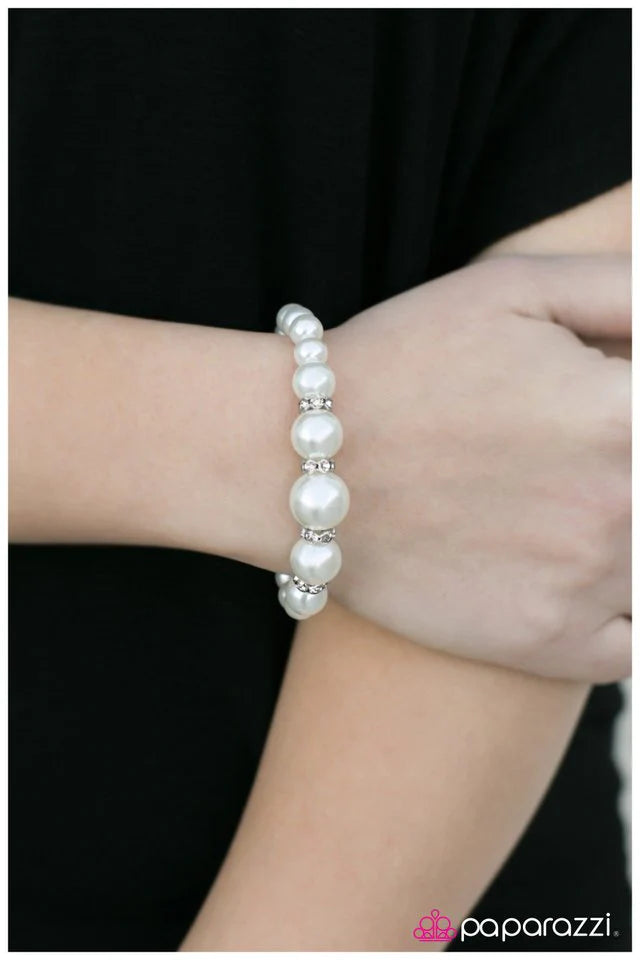 Pulsera Paparazzi ~ La Princesa Prometida - Blanco