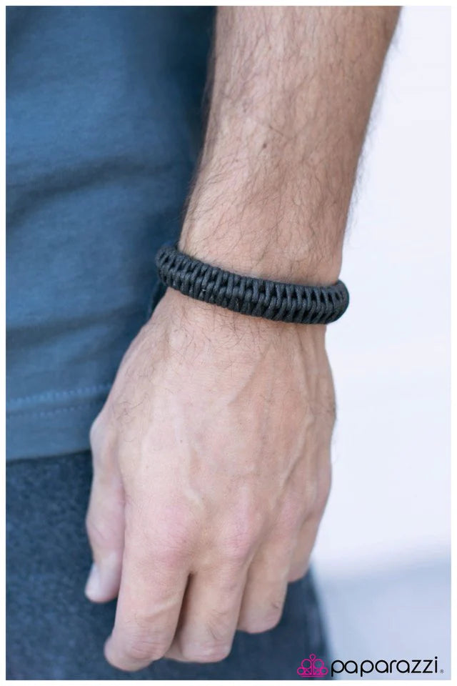 Pulsera Paparazzi ~ Es una pena - Negro