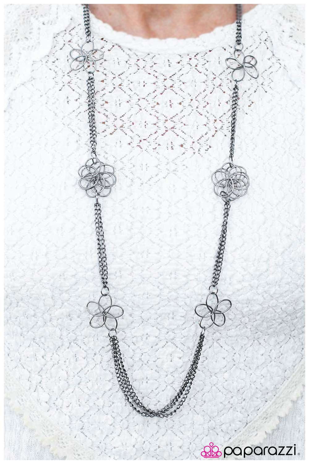 Collar Paparazzi ~ Recogiendo pétalos - Negro