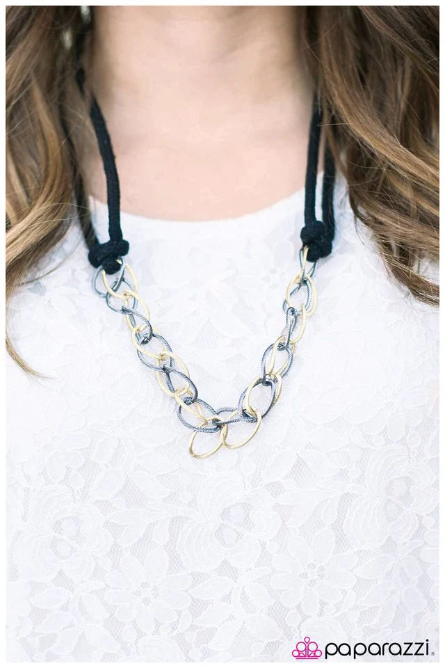 Collar Paparazzi ~ KNOTTY or Nice - Negro
