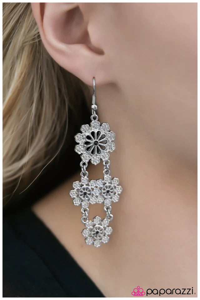 Paparazzi Earring ~ Just Chillin - Black