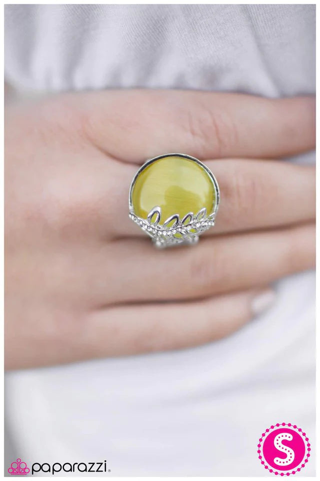 Anillo Paparazzi ~ Bajo la luna de la cosecha - Amarillo
