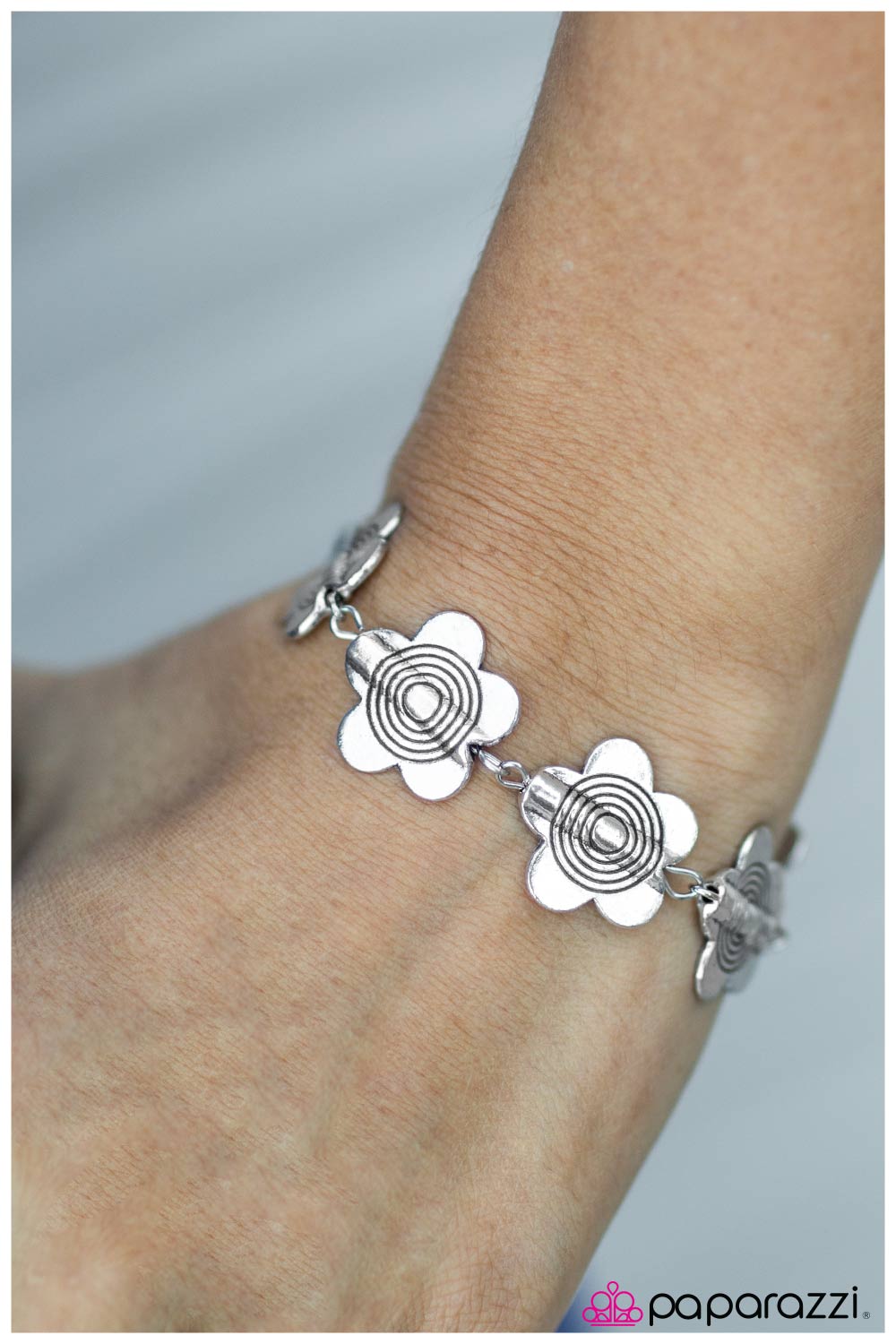 Paparazzi Bracelet ~ The Daisy Disco - Silver