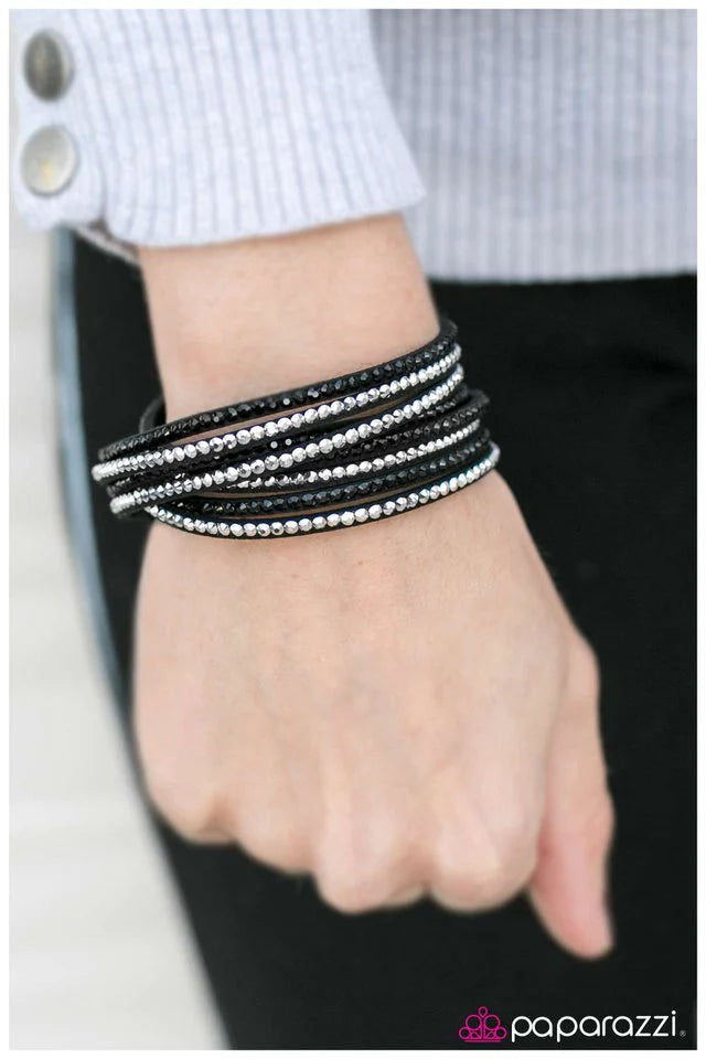 Pulsera Paparazzi ~ GLOWS Me Away - Negro