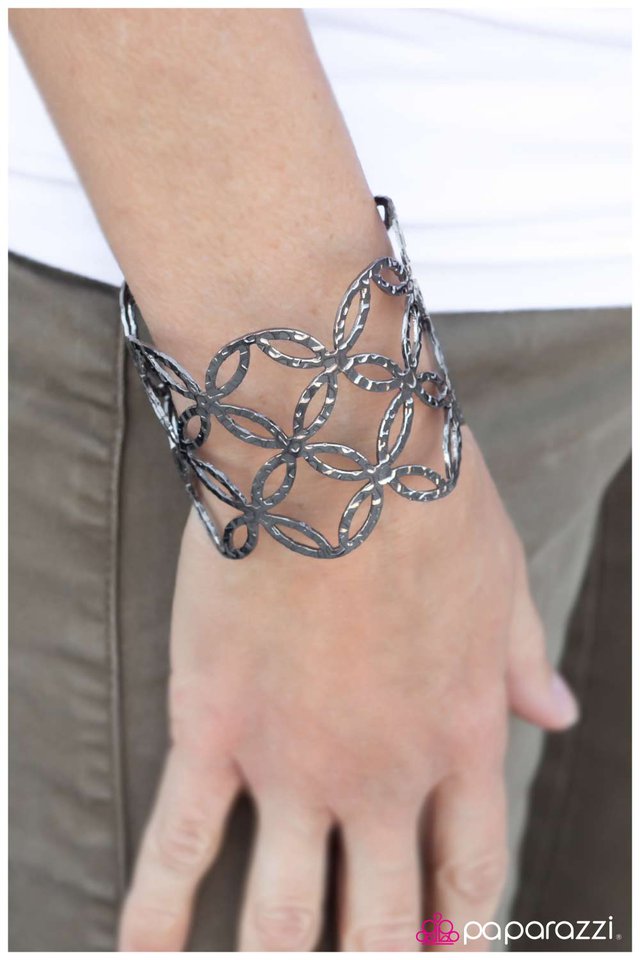 Pulsera Paparazzi ~ Wanderlust - Negro