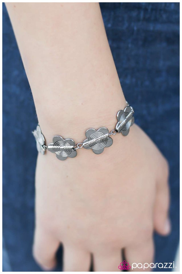 Pulsera Paparazzi ~ The Daisy Disco - Negro