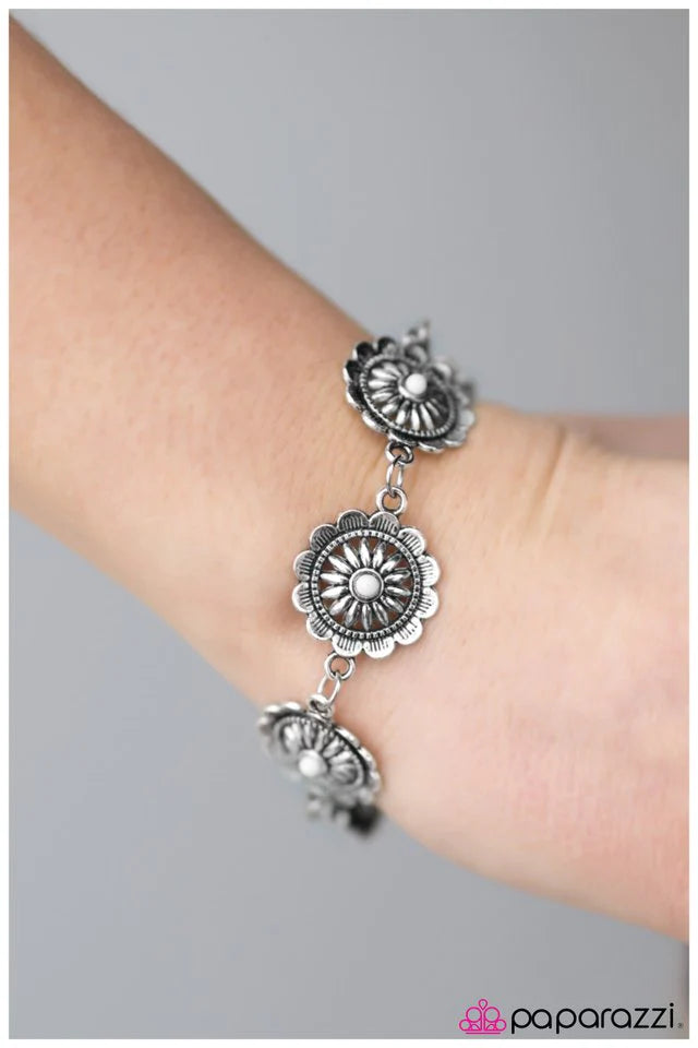 Pulsera Paparazzi ~ Chica de Mississippi - Blanco