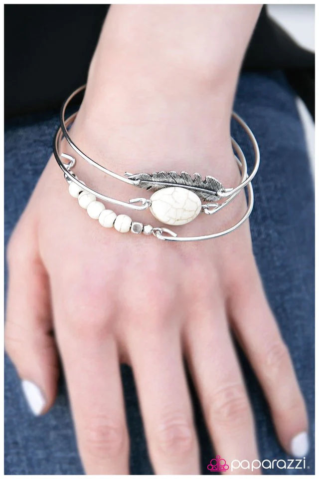 Pulsera Paparazzi ~ Catch A Tail Wind - Blanca