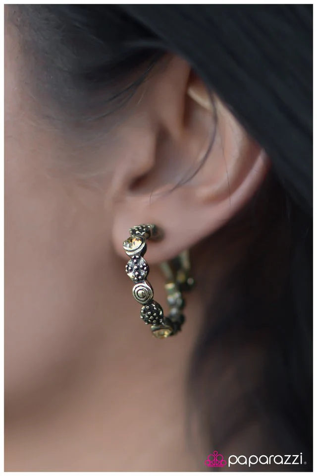 Paparazzi Earring ~ Ive Got The Magic In Me - Brass