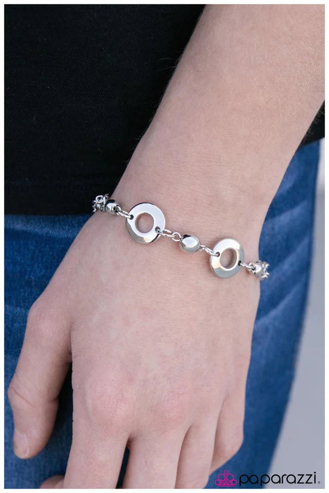 Pulsera Paparazzi ~ Tan simple como eso - Plata