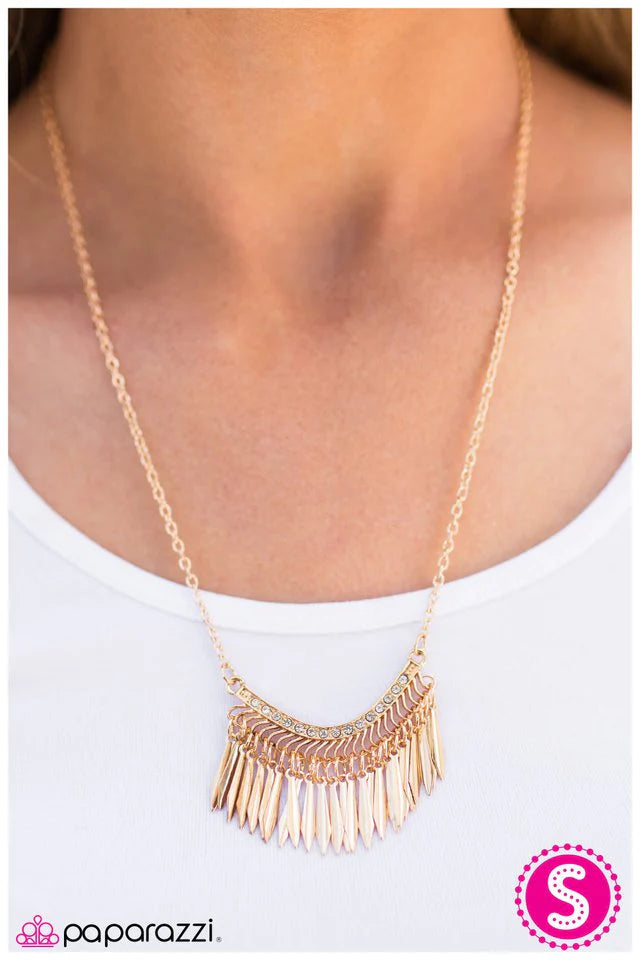 Collar Paparazzi ~ Un fleco fino - Oro