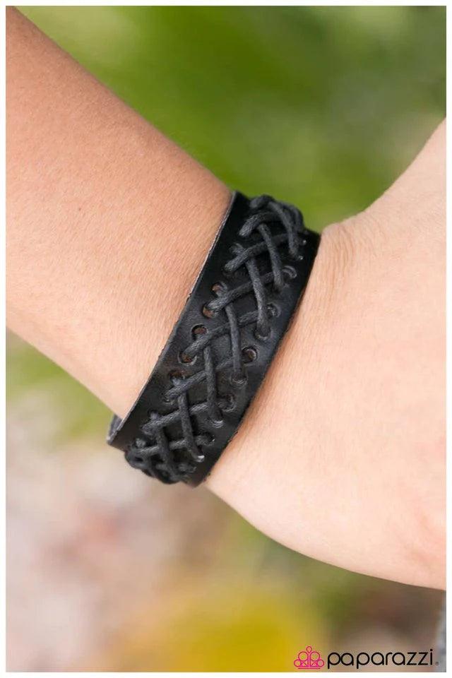 Pulsera Paparazzi ~ Cordones hacia afuera - Negro