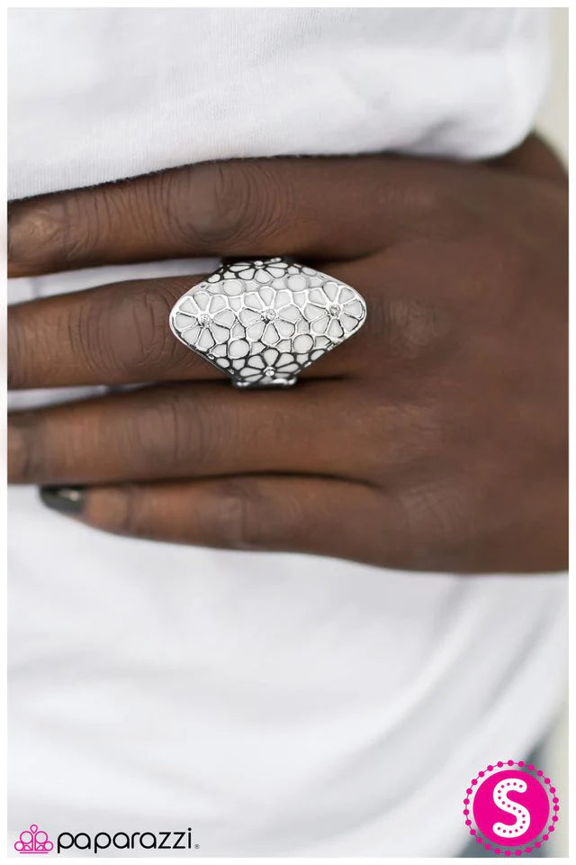 Anillo Paparazzi ~ Una juerga de primavera - Blanco