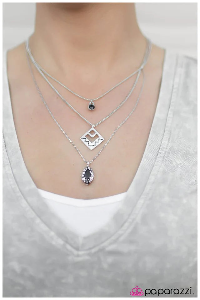 Collar Paparazzi ~ Corre hacia las colinas - Negro