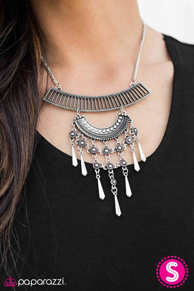 Collar Paparazzi ~ La Gran Geisha - Plata