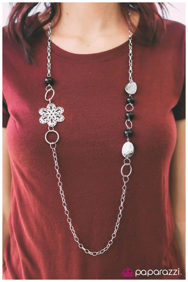 Collar Paparazzi ~ No tan común - Negro