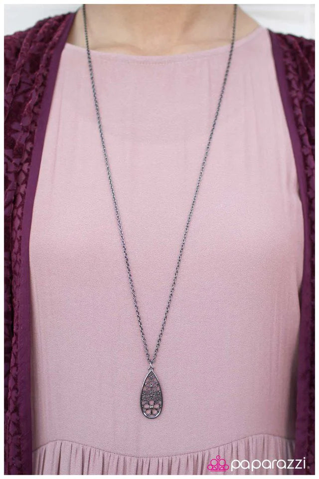 Collar Paparazzi ~ Todo elegante y elegante - Negro