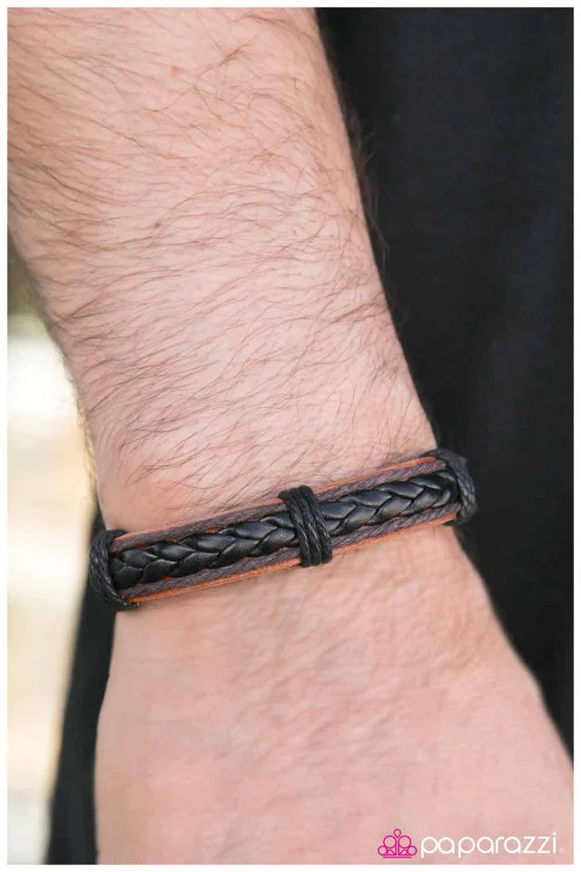 Pulsera Paparazzi ~ Aventuras al aire libre - Negro