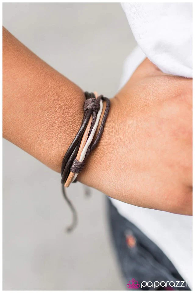 Pulsera Paparazzi ~ Espíritu aventurero - Marrón