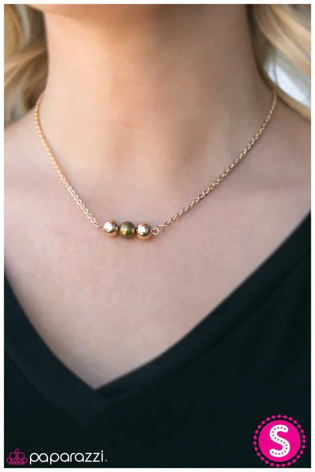 Collar Paparazzi ~ The TRIO Grande - Oro