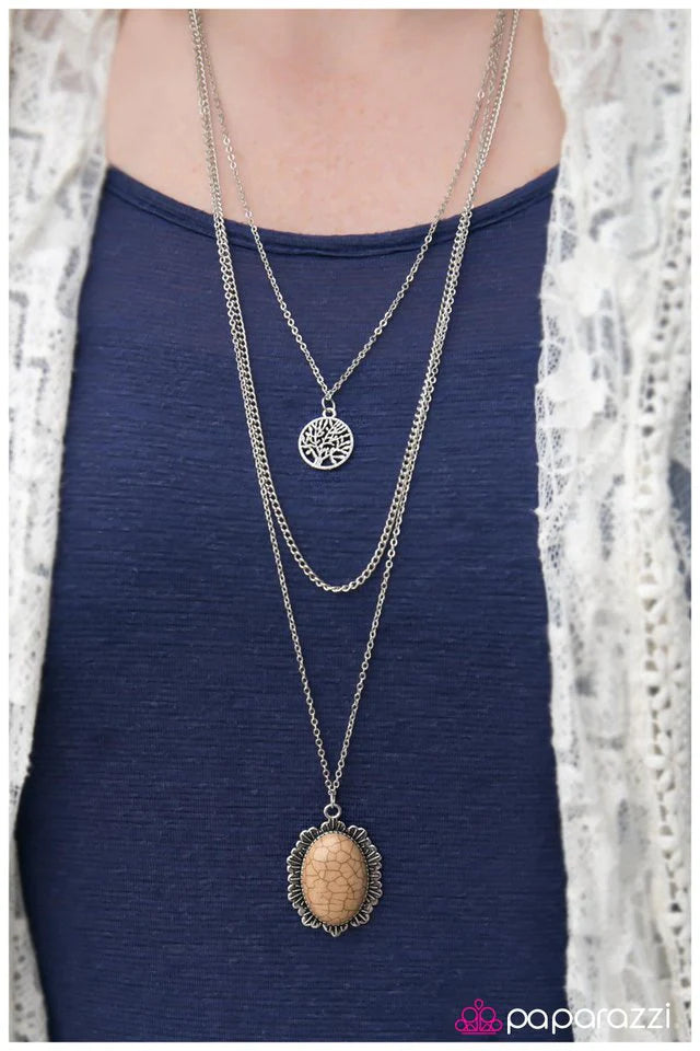 Collar Paparazzi ~ Tenemos Chemis-TREE - Marrón