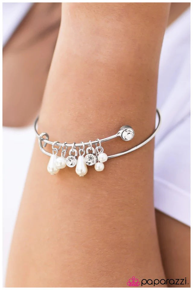 Pulsera Paparazzi ~ Buenas noches - Blanco