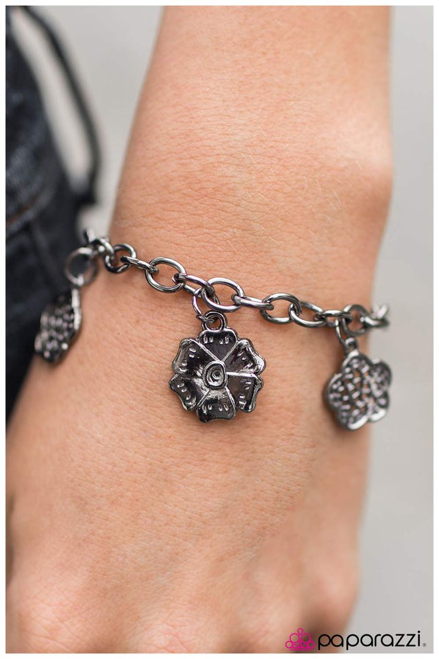 Pulsera Paparazzi ~ Bailando con margaritas - Negro