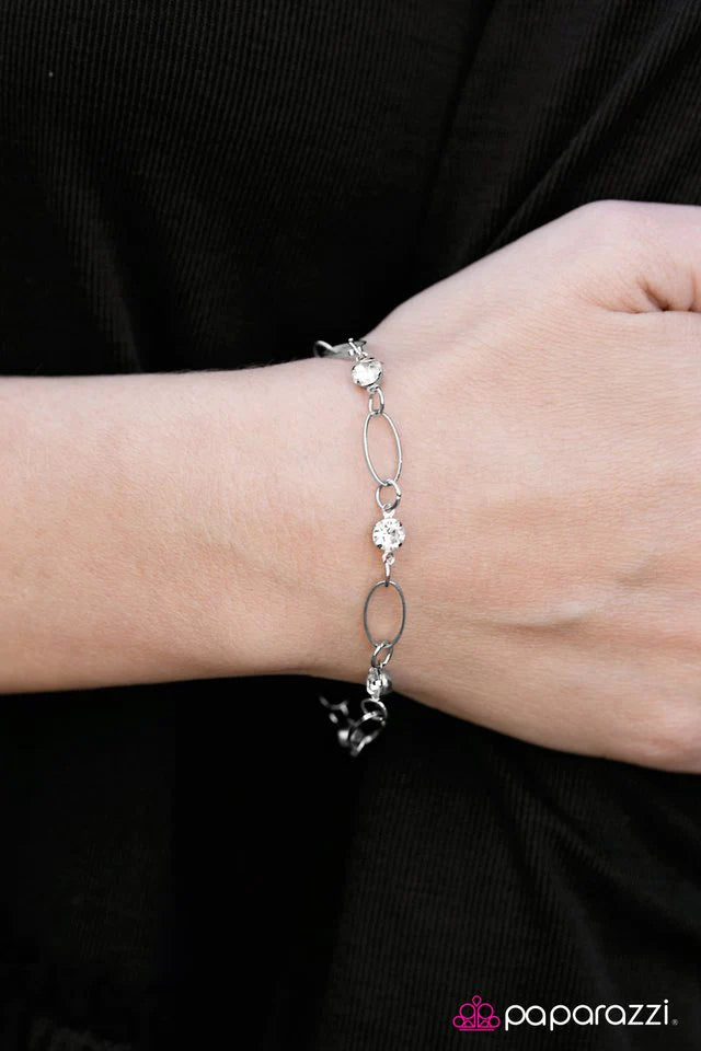 Pulsera Paparazzi ~ Eso es un clásico - Blanco