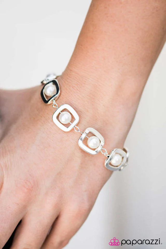 Pulsera Paparazzi ~ Los ricos y FRAME-ous - Blanco