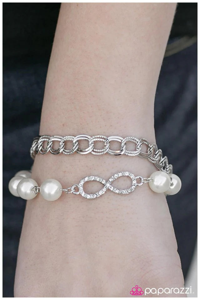 Pulsera Paparazzi ~ Algunas veces se gana, algunas veces se pierde - Blanco