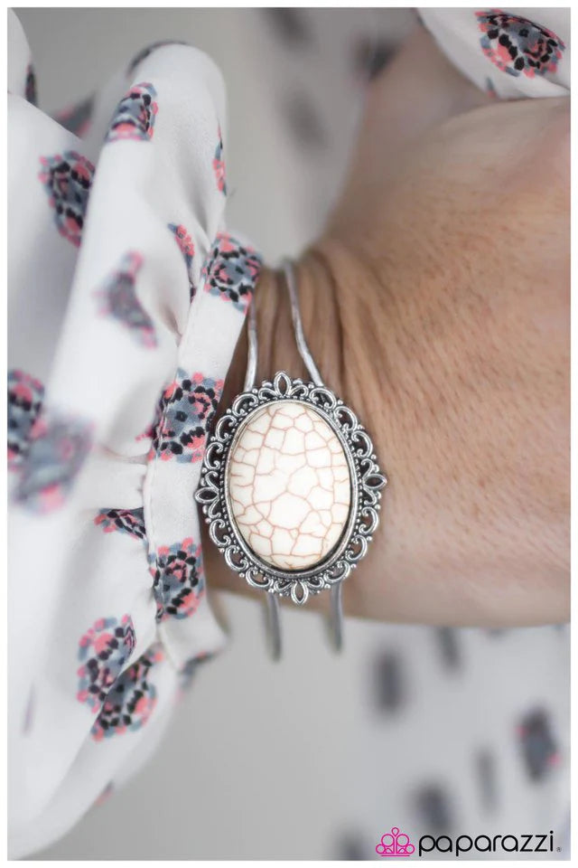 Pulsera Paparazzi ~ The Grand View - Blanco