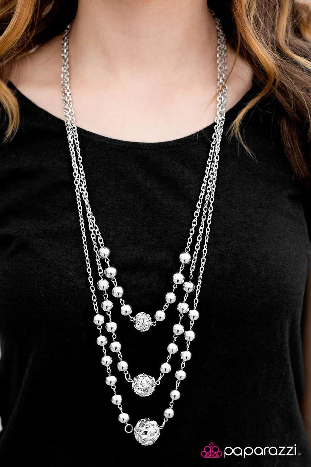 Collar Paparazzi ~ Maravillas de alambre - Plata