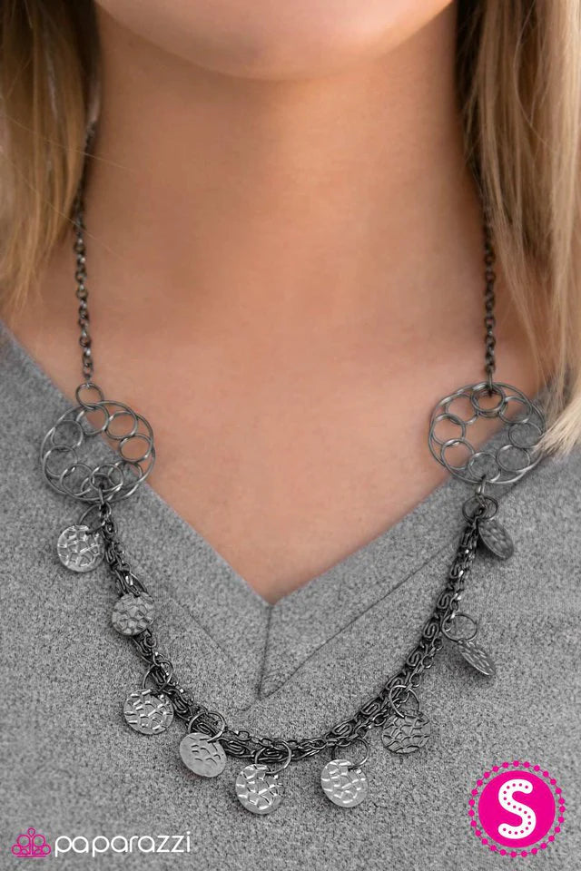 Collar Paparazzi ~ Reina Pirata - Negro