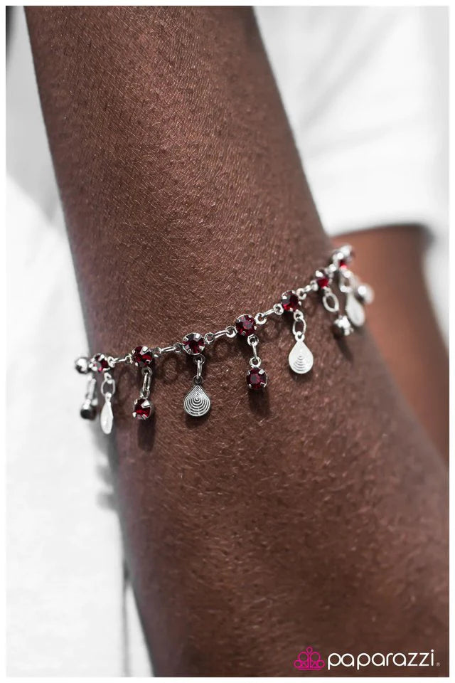 Pulsera Paparazzi ~ Llueve, llueve, vete - Rojo