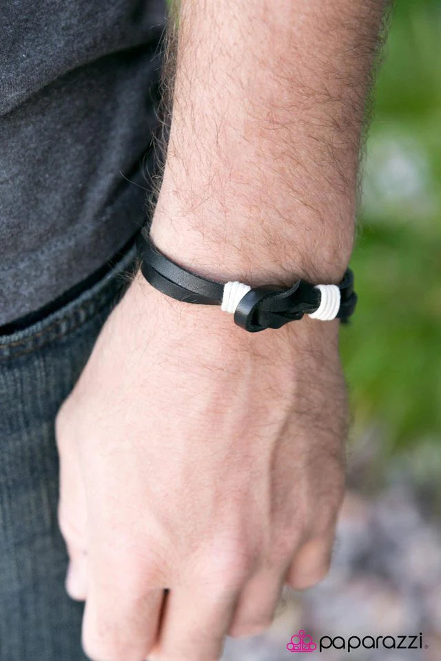 Pulsera Paparazzi ~ Acabado resistente - Negro