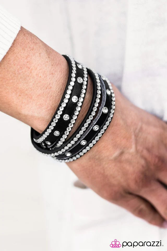 Pulsera Paparazzi ~ Banda con purpurina - Negra