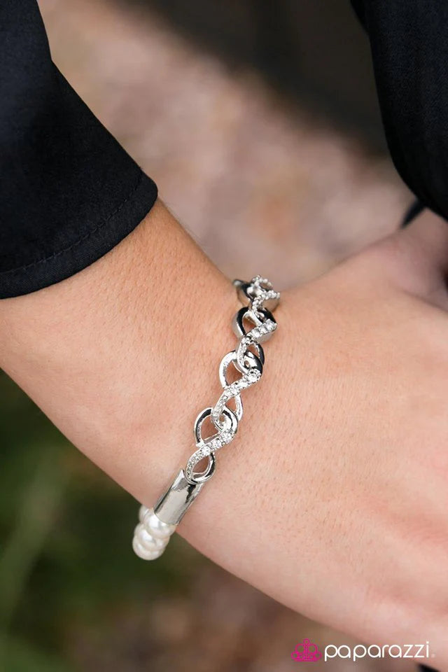 Pulsera Paparazzi ~ Lleva lo mejor de ti - Blanca
