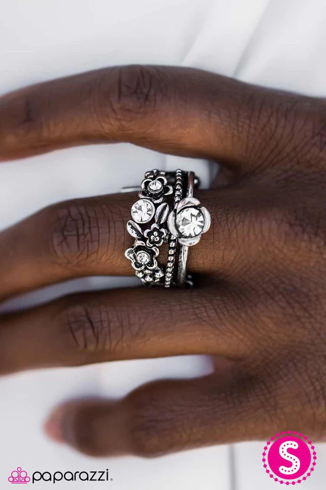 Anillo de paparazzi ~ ¿Ah, esta cosa vieja? - Blanco