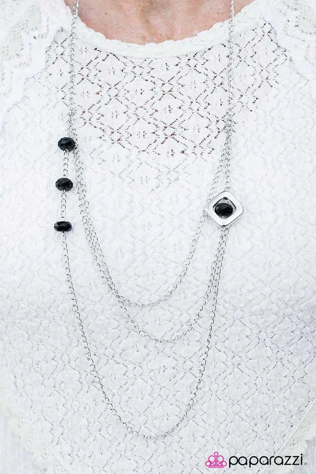 Collar Paparazzi ~ Ponte los zapatos de baile - Negro