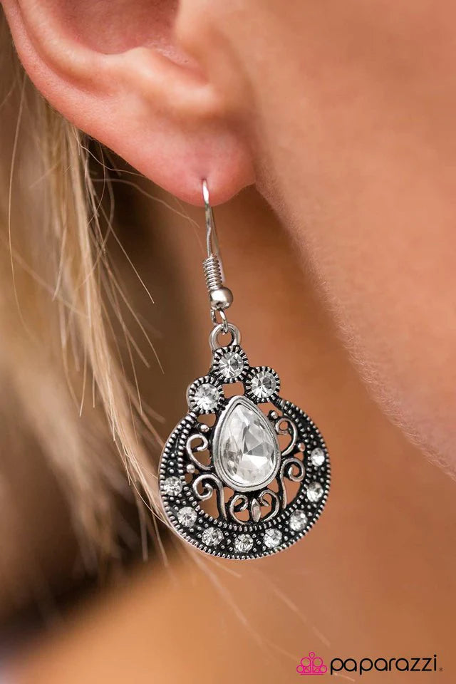 Paparazzi Earring ~ Jewel Thief - White