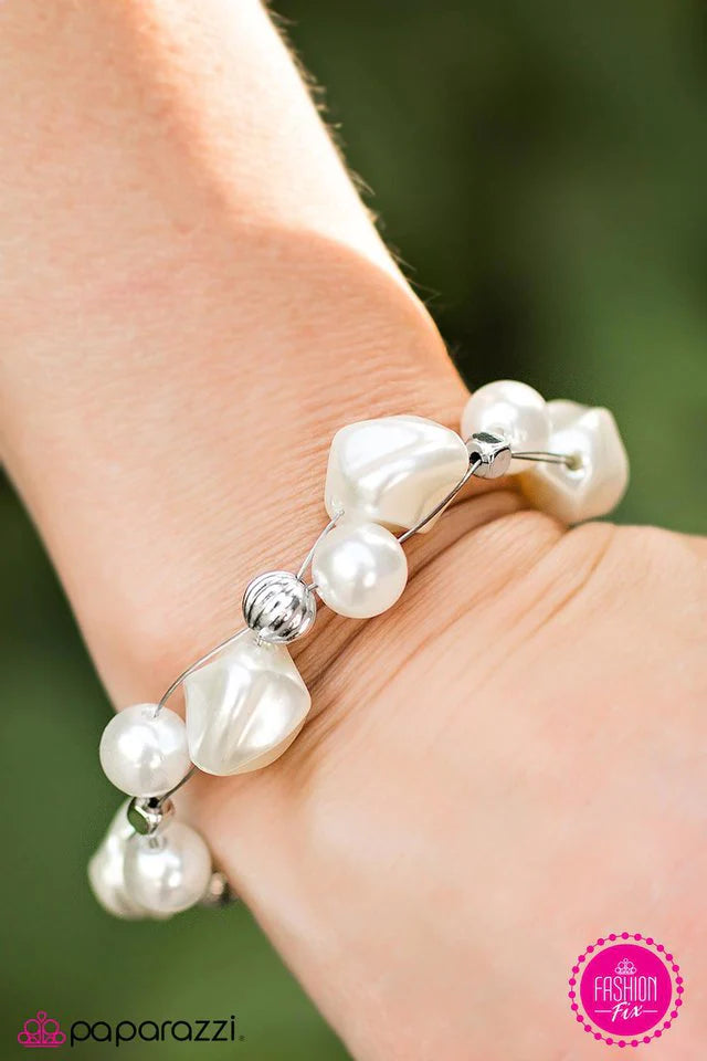 Pulsera Paparazzi ~ ¡Deséame suerte! - Blanca