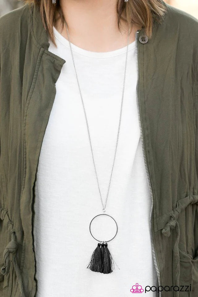 Collar Paparazzi ~ Nunca hay demasiadas borlas - Negro