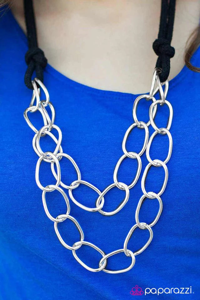 Collar Paparazzi ~ Fiesta en mi yate - Negro